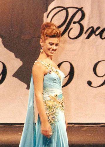 Paula Carvalho foi eleita Miss Brasil World 1999 e competiu em Londres.