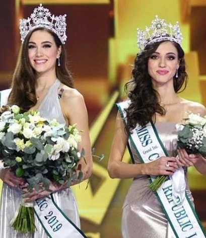 Denisa (esquerda) foi eleita Miss República Tcheca 2019 e irá ao Miss Mundo. Maria (direita), a primeira vice-miss, é a Miss Grand República Tcheca 2019.