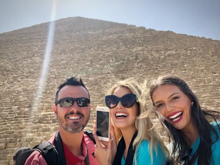 Leonardo Rodrigues, Tayná e Karine, em momento único: a visita às milenares pirâmides de Giza!