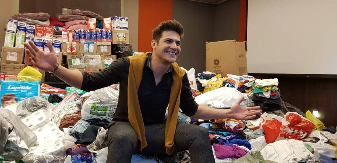O Mister World Brasil Carlos Franco e os itens angariados pelos candidatos fluminenses: “É a etapa que realmente faz a diferença no concurso. Eles estão de parabéns!”.