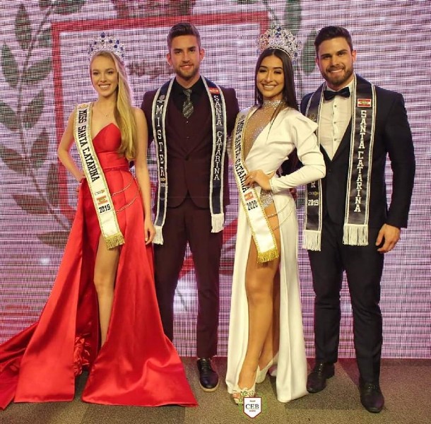 ( Da esquerda para a direita: Elizama Aguilar, Miss Santa Catarina CNB 2019, Luan Olescowc, Mister Santa Catarina CNB 2020, Isadora Pereira, Miss Santa Catarina CNB 2020, e Luan Antonelli, Mister Santa Catarina CNB 2019 ).