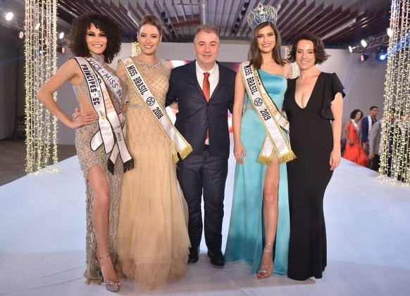 Modelo brasileira usa traje de Nossa Senhora no 'Miss Universo' trans