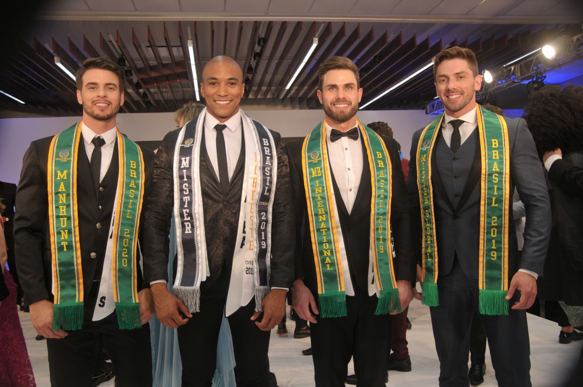 4 dos nossos 5 representantes do “Grand Slam”: Matheus Giora (Manhunt International), Ítalo Cerqueira (Mister Supranational), Luan Antonelli ( Mister International) e Gil Raupp (Mister Global).