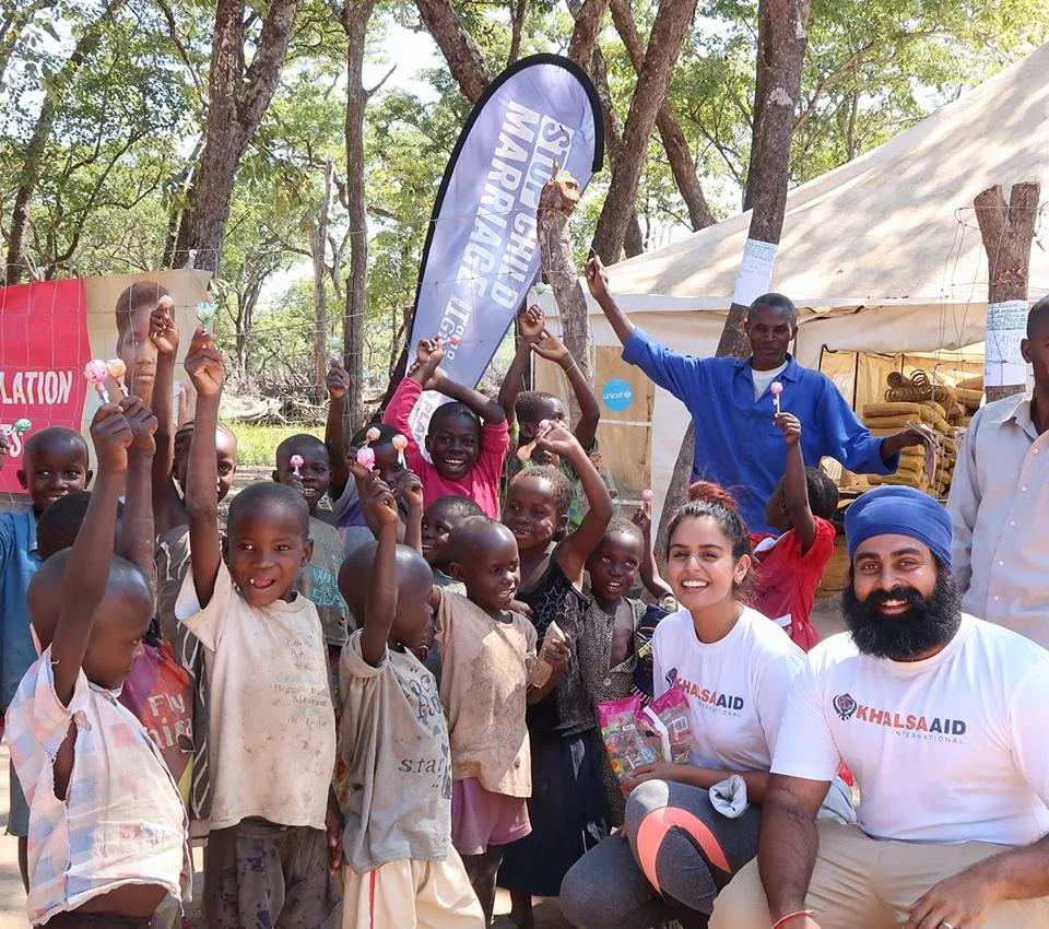 We're currently in Zambia, volunteering on behalf of @khalsa_aid to support the Congolese refugees that have been displaced because of the ongoing conflict in their homeland. These are some of the lovely little ones that are attending the schools set up by @planinternational in the Mantampala Refugee Camp. Khalsa Aid has been coordinating food and educational supplies in this camp. If you'd like to DONATE head to www.khalsaaid.org