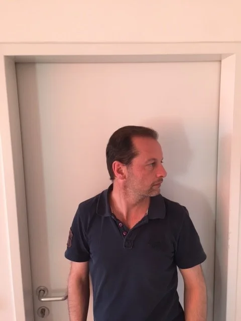 März 2017: Schön langsam haben alle transplantierte Haare ihren Weg nach draussen gefunden. Das ich über die gelungene Haartransplantation mehr als glücklich bin, muss ich euch wohl nicht sagen. Meine Eintscheidung dass die Haartransplantation in der Türkei bei Prof. Dr. Sahinoglu und Health Travels druchgeführt wird war zu 100% richtig. Aufgrund des höheren Graftresulatats sowie die um 70% günstigere Preise war es eine meiner besten WIN WIN Situationen in meinem Leben.....! Tun oder lassen ist die Devise...! Alles Gute Gregor Guggemos FERTIG :-)