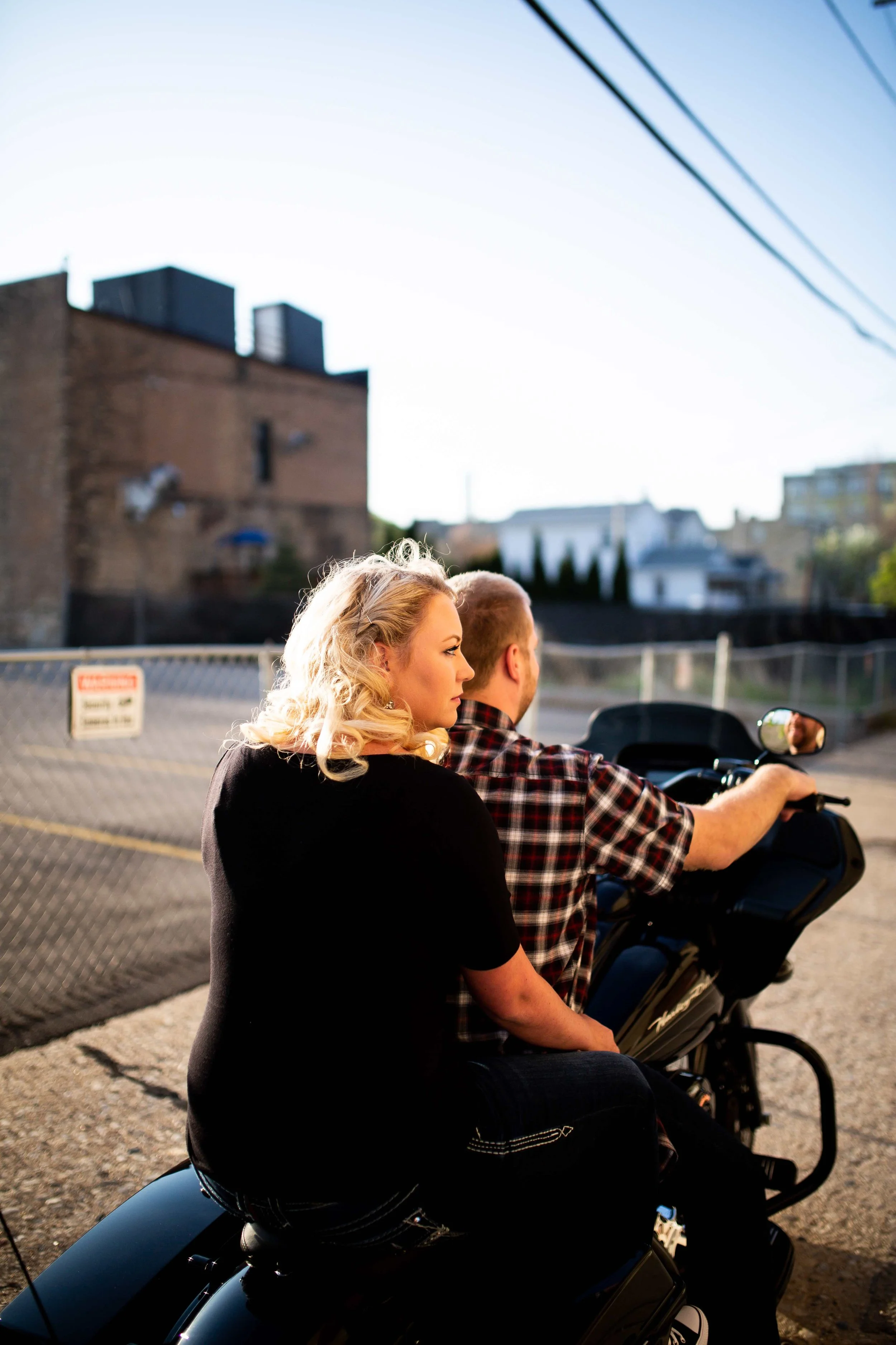 DOWNTOWN MILWAUKEE ENGAGEMENT PHOTOS -2.jpg