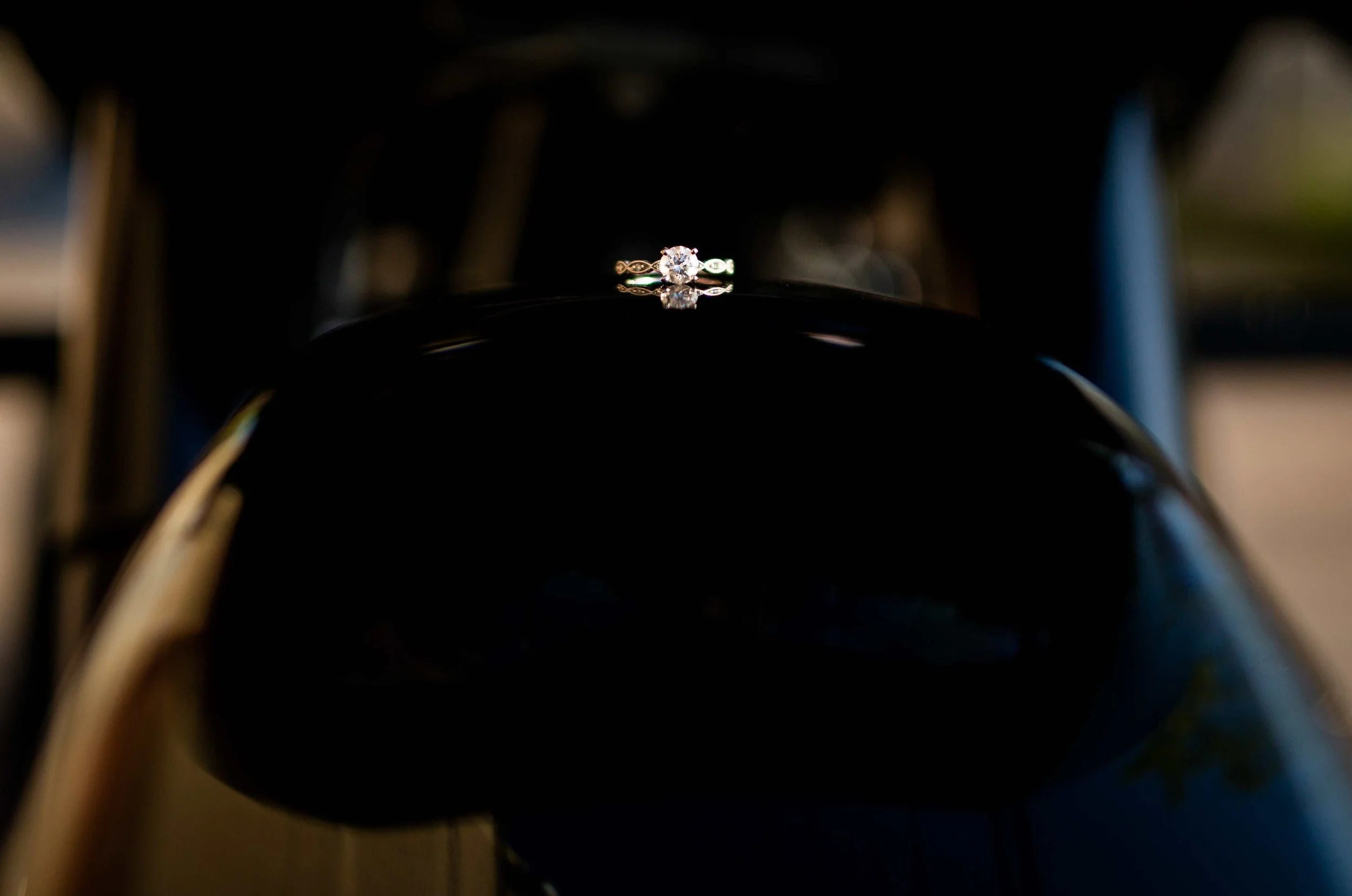 DOWNTOWN MILWAUKEE ENGAGEMENT PHOTOS -18.jpg