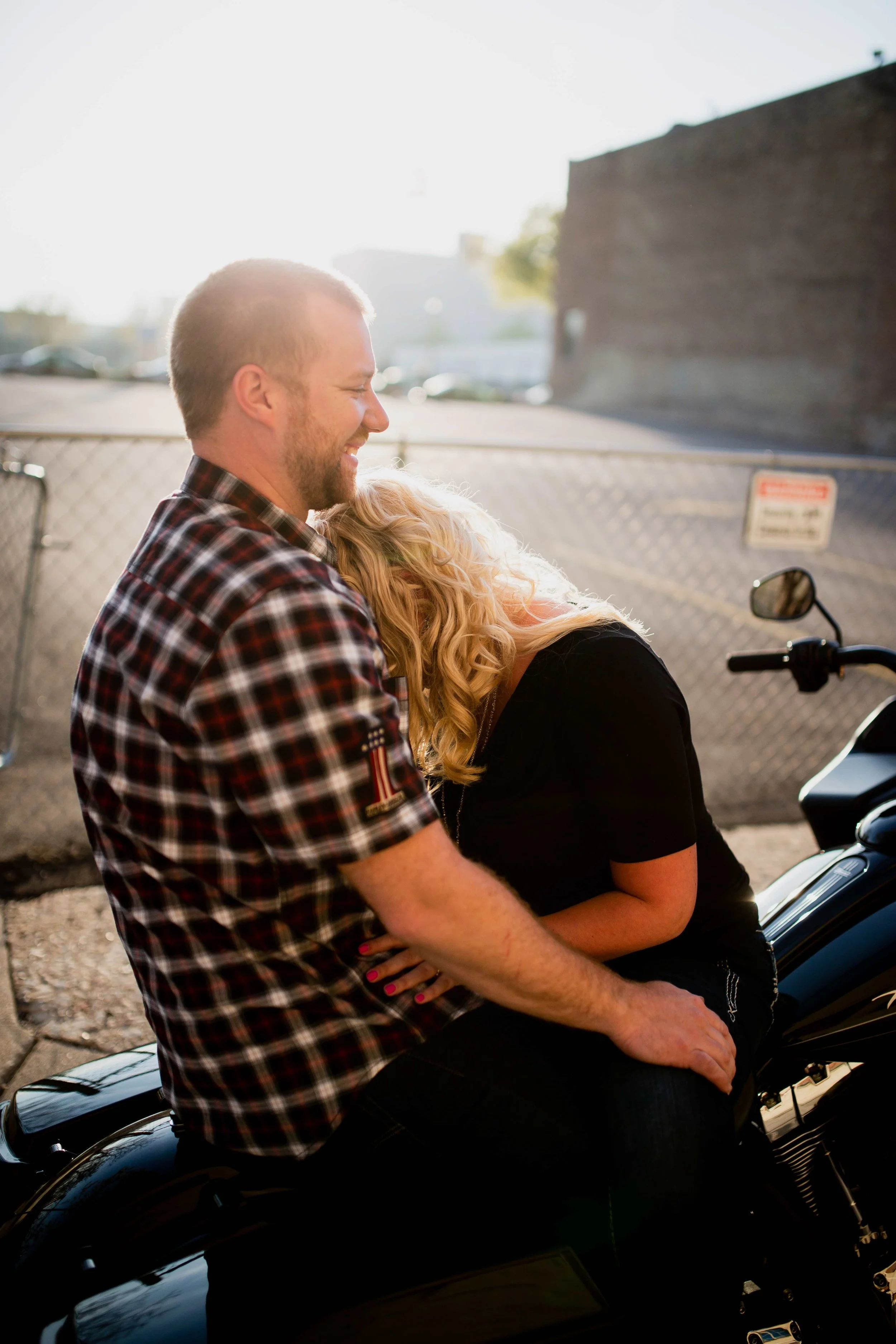 DOWNTOWN MILWAUKEE ENGAGEMENT PHOTOS -22.jpg
