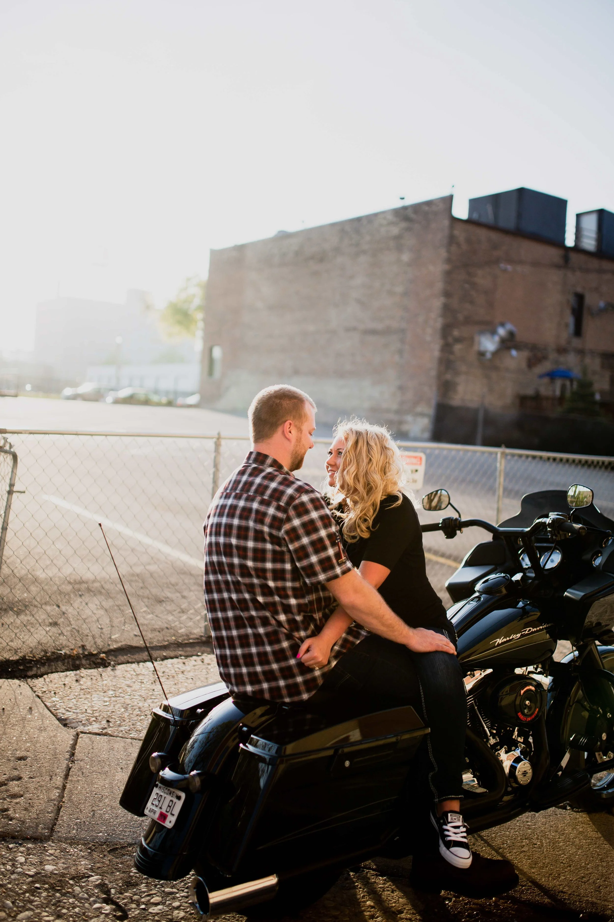 DOWNTOWN MILWAUKEE ENGAGEMENT PHOTOS -24.jpg
