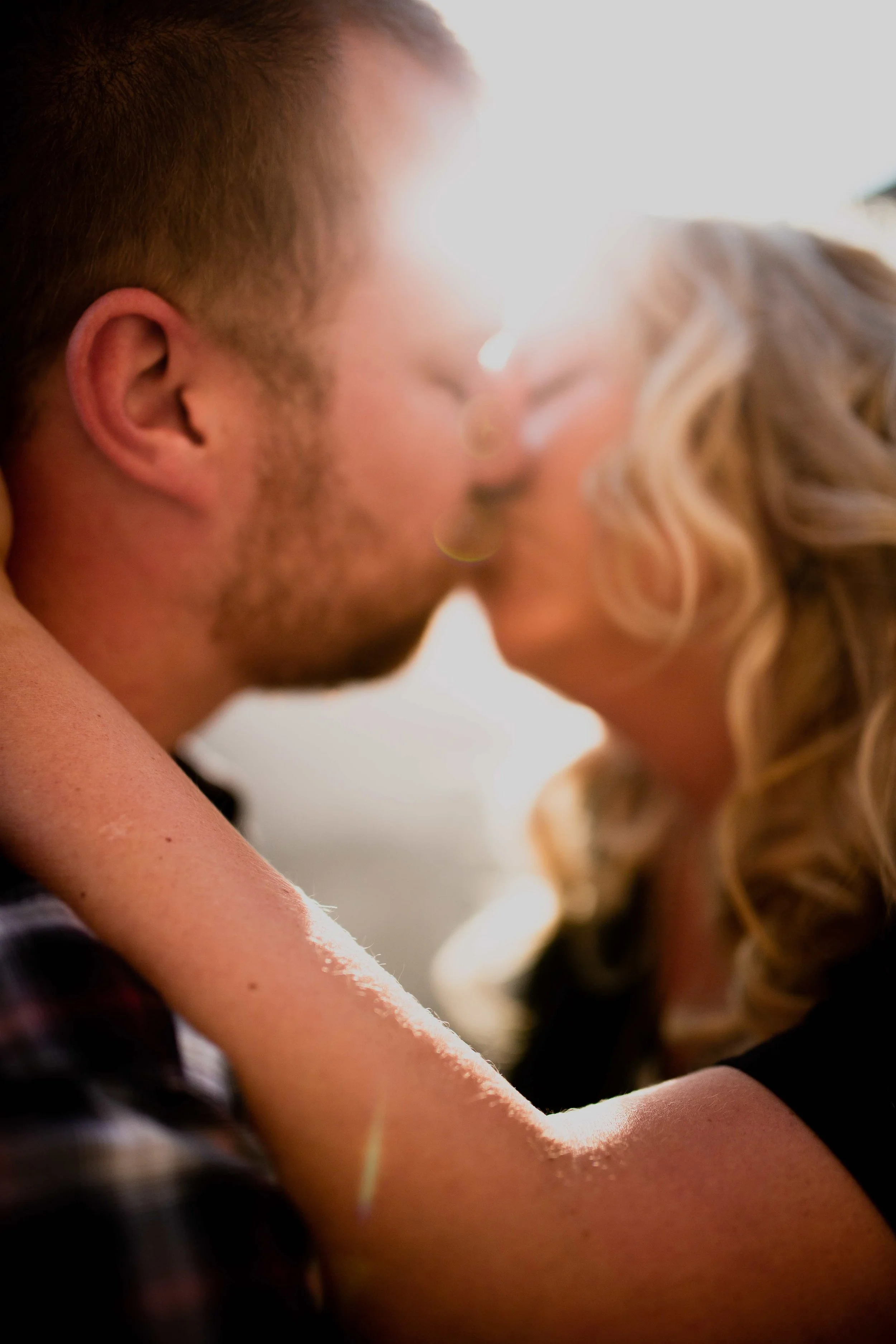 DOWNTOWN MILWAUKEE ENGAGEMENT PHOTOS -30.jpg