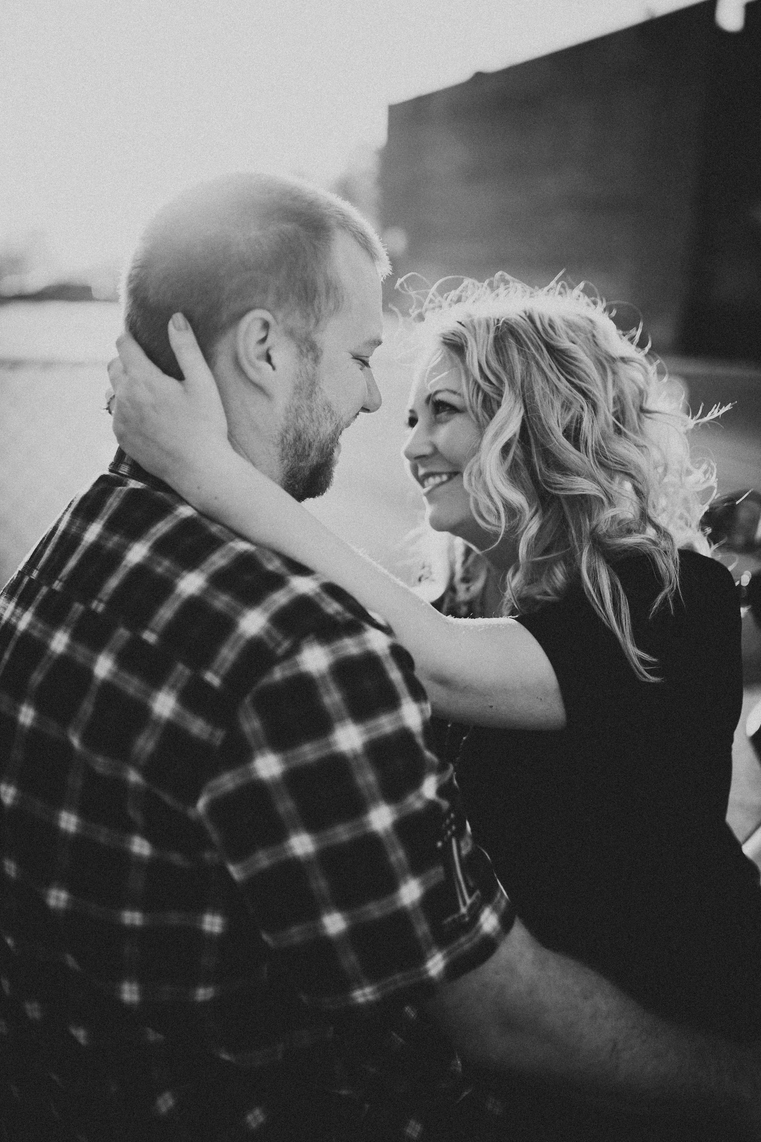DOWNTOWN MILWAUKEE ENGAGEMENT PHOTOS -28.jpg