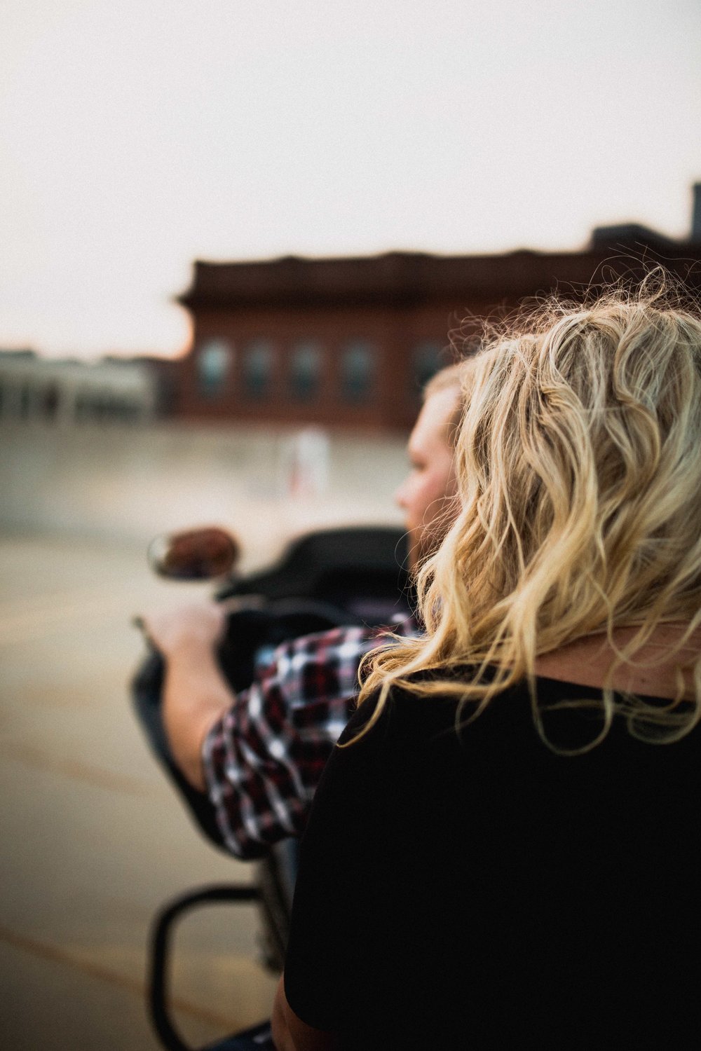 DOWNTOWN MILWAUKEE ENGAGEMENT PHOTOS -63.jpg