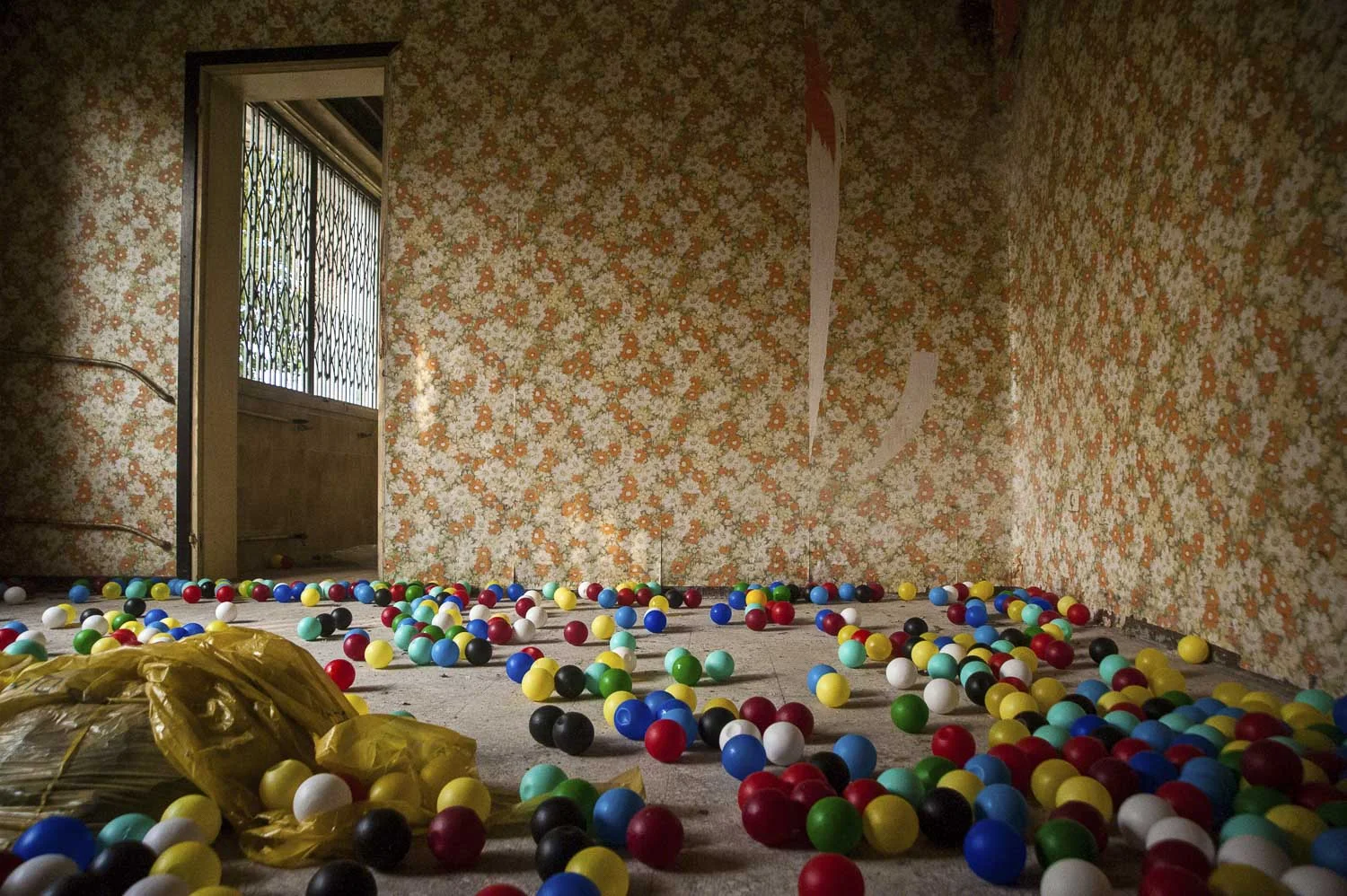 ColorfulPlasticBalls&delusions-NoPainNoFeeling-HEYDT.jpg