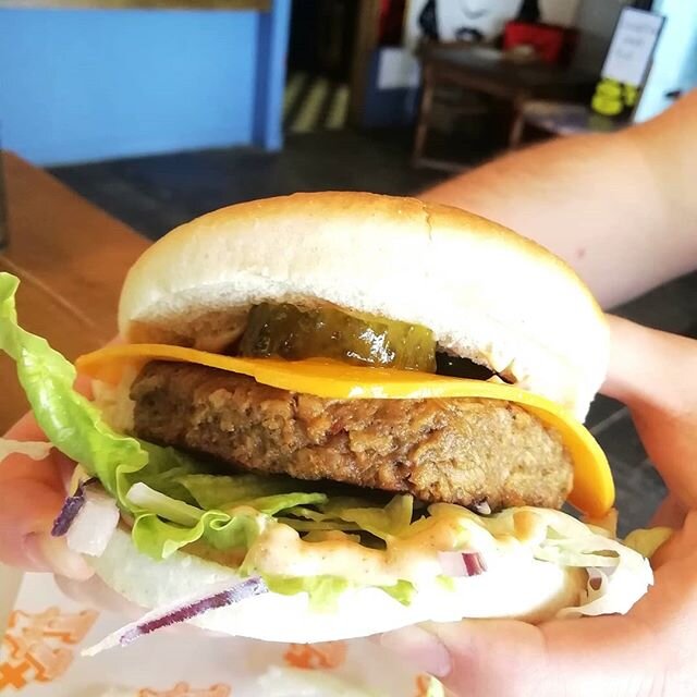 🌱 Open today Saturday till 4pm!! Fully open for groceries + take away cakes, coffees, shakes, kebabs and cheeseburgers 🍔🍔🍔!!
#vegan #veganforanimals #veganbedminster #supportsmallbusiness #supportlocal