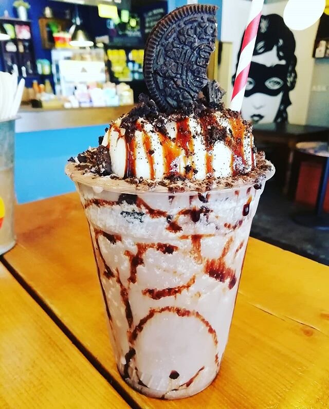#vegan Sunday treat 🍧🌟!! Oreo milkshake with an extra scoop of ice cream on the top 😋😋!!
Vx Bristol is open today till 3pm, fully open for groceries, take away only on coffees, cakes, shakes, kebabs and cheeseburgers 🍔!
#vegansunday #veganshake 