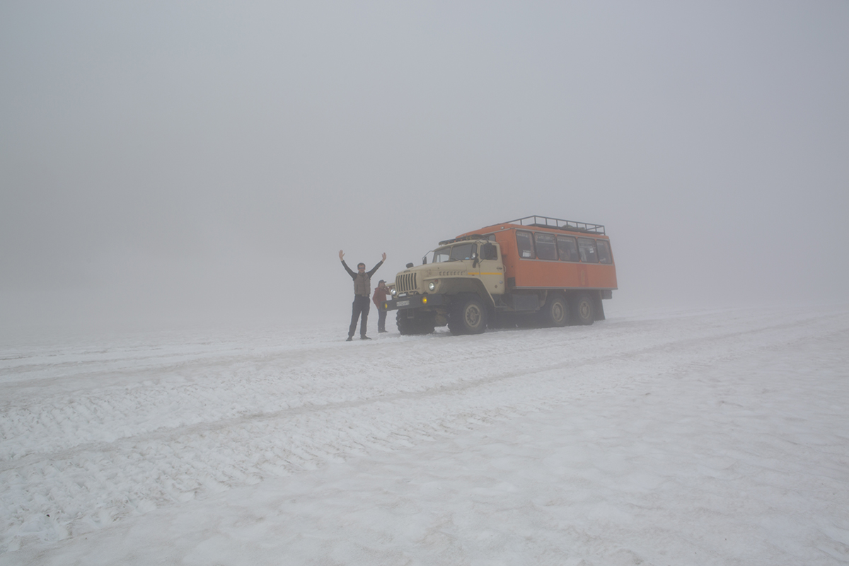  Nach einer mehrstündigen Flussaufwärsfahrt gelangten wir mit dem Ural auf diesen Gletscher. 