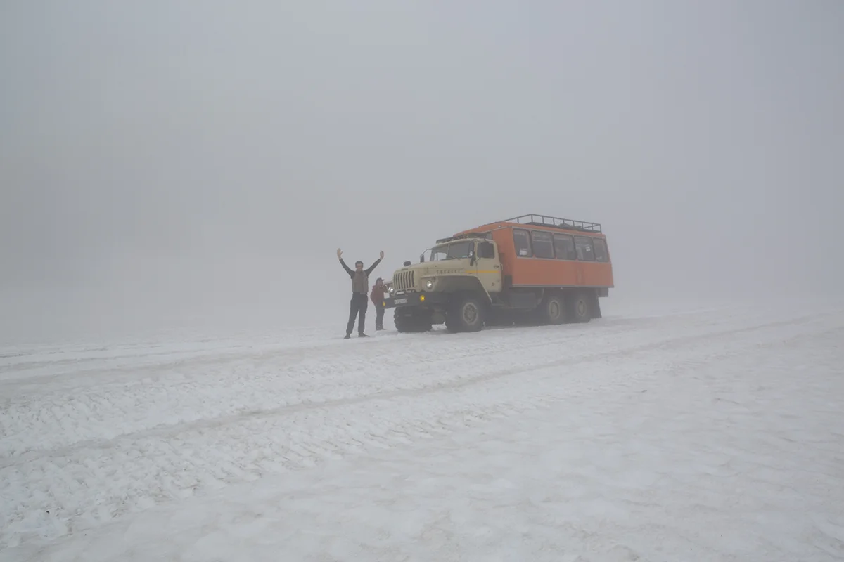 Nach einer mehrstündigen Flussaufwärsfahrt gelangten wir mit dem Ural auf diesen Gletscher.