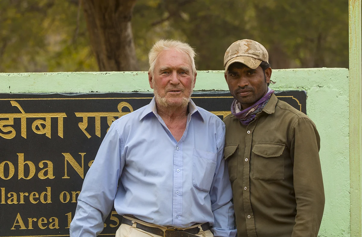 Tiger-Tour Dr. E. Weit mit Mubarak unserem Fahrer am Eingang zum Tigerschutzgebiet. Tadoba, Indien April 2019