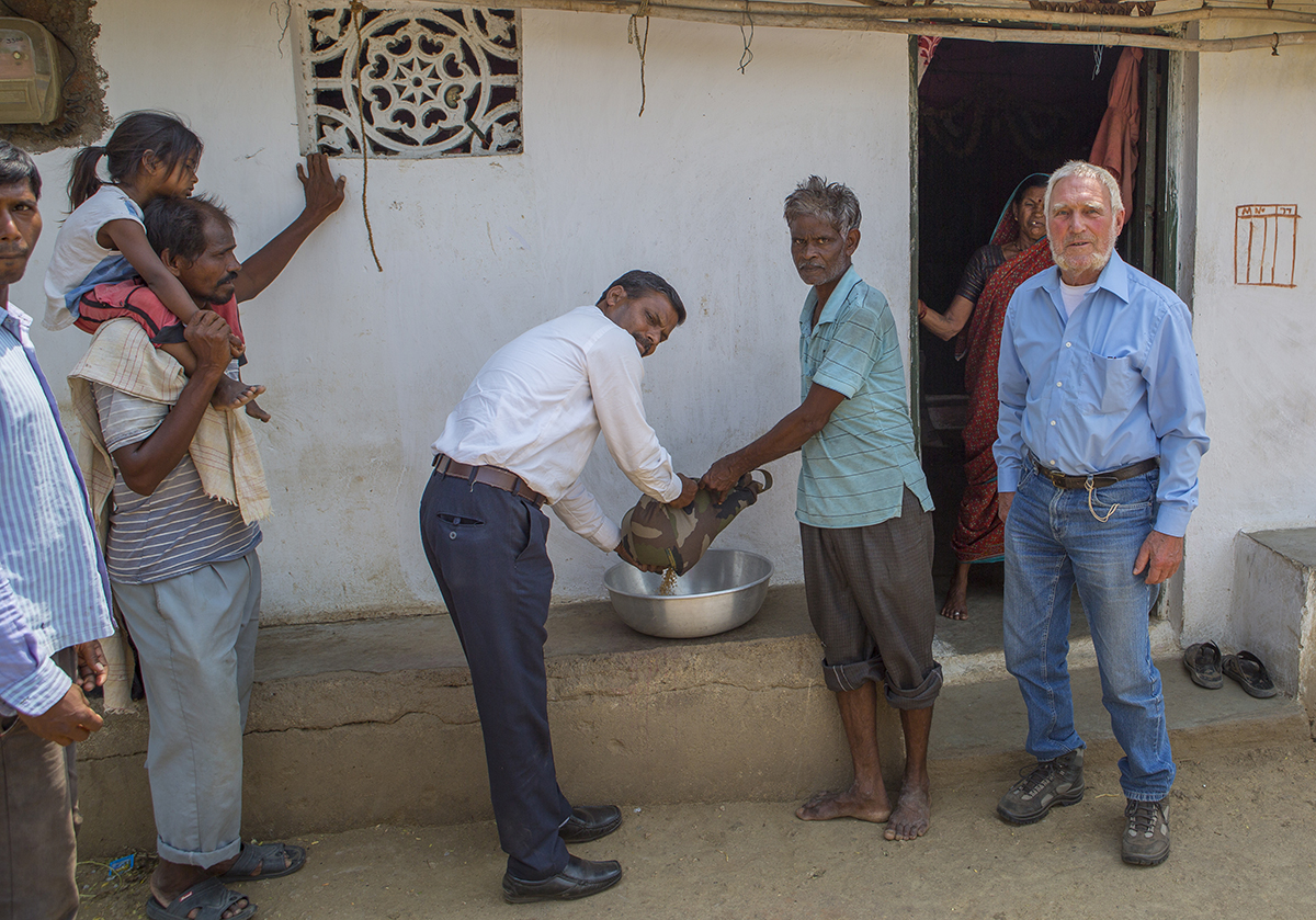  Den Inhalt des Bohnensackes ( 5 Kg) verschenkten wir an einen Bauern im nahegelegenen Dorf. 