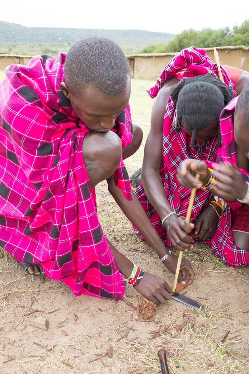  Die Masai leben an und in der Masai-Mara bzw. Serengeti. Sie leben als Hirten halbnomadisch. Die rotkarierten Tücher sind ein Markenzeichen der Männer. 