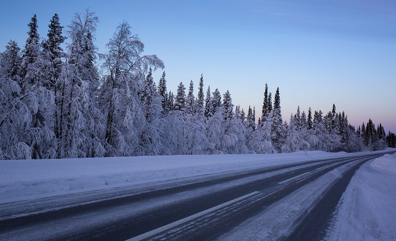  Die Straßen im verschneiten Lappland. 