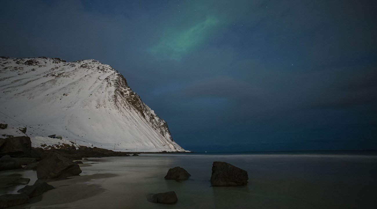  Erstes Polarlicht hinter einer dichten Wolkendecke.  Myrland  Lofoten  Norwegen  -10 C  Februar 2022 