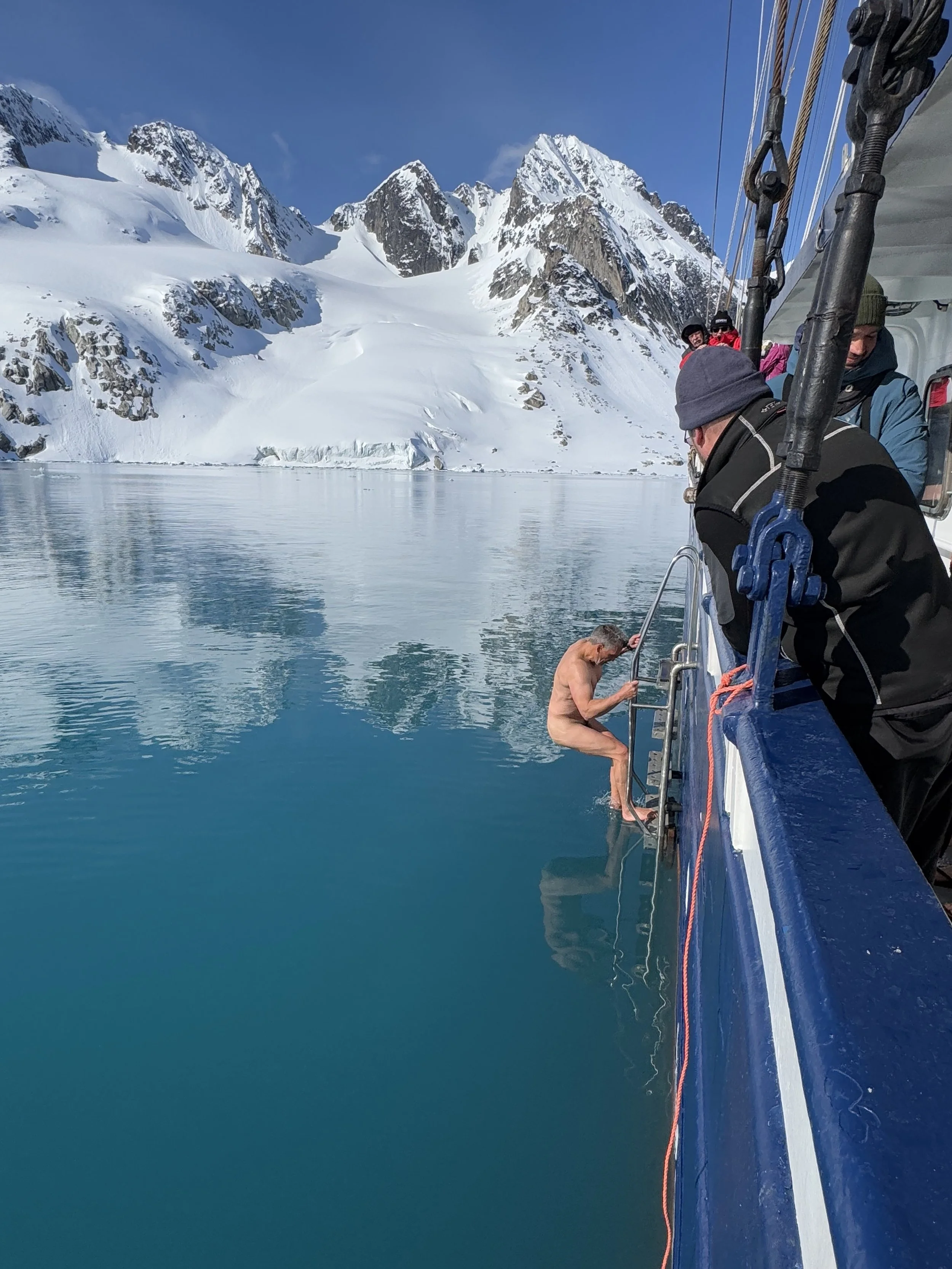  Das blaue Wasser läd zum Baden ein.  Spitzbergen  2025 