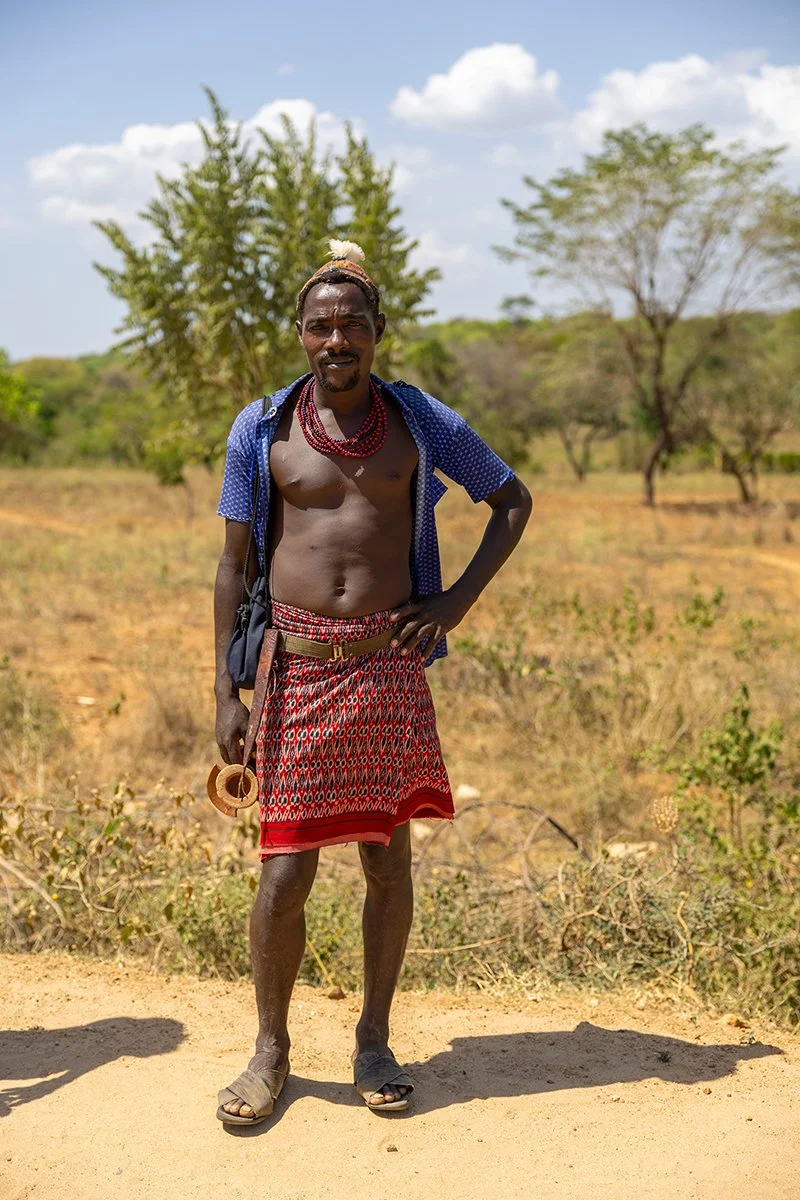  Hamer Mann  Sie haben wie ihre Frauen interessante Haarfrisuren und immer einen kleinen Sitzhocker bei sich.  Omo Tal  Canon R3  2,8 / 50 mm  1 / 1250 sec  ISO 100  11:12 Uhr  02.02.2026 