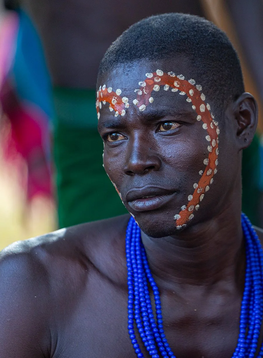  Die Männer bemalen sich für das Initiationsritual. Hierbei muss ein junger Mann nackt über Bullen springen. 