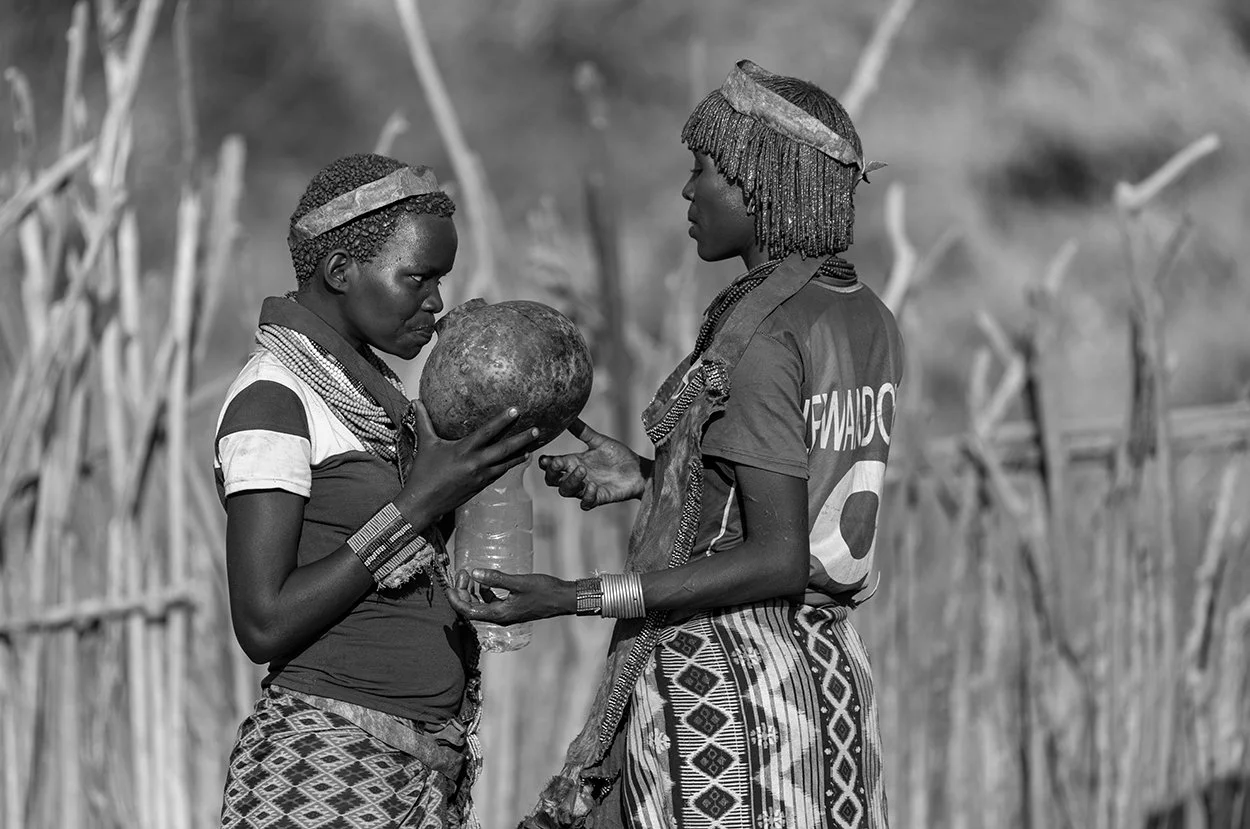  Zu Beginn wird von Frauen und Männern viel selbst hergestellter Alkohol getrunken. 
