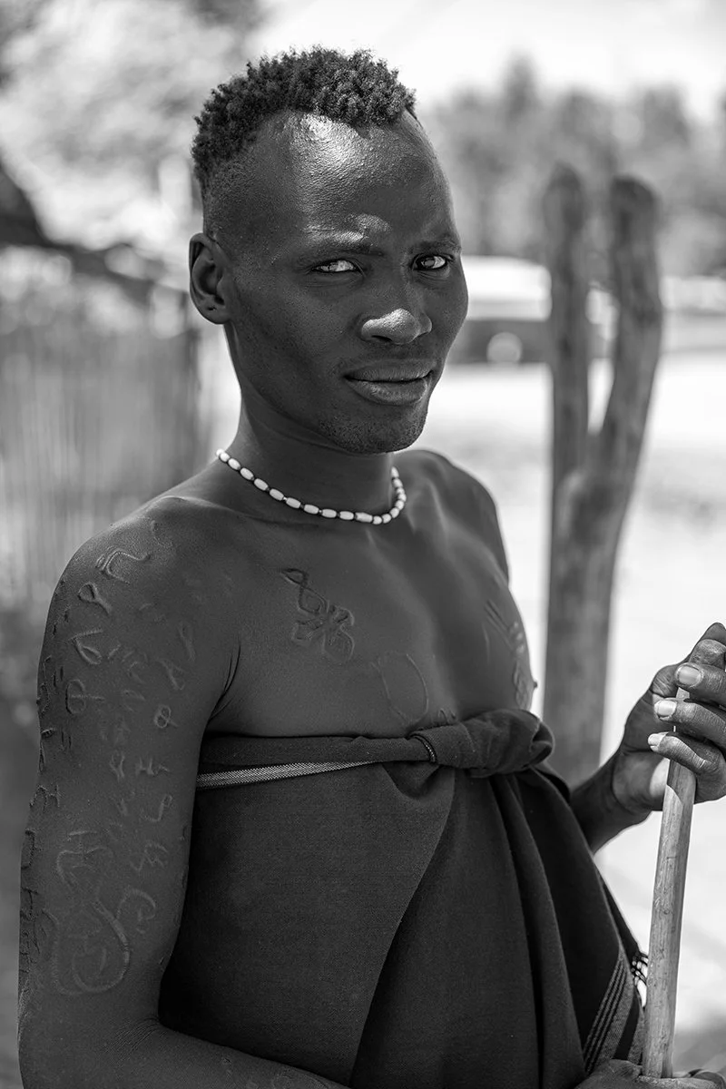  Mursi Männer verzieren ihre Körper mit besonderen Narben. 