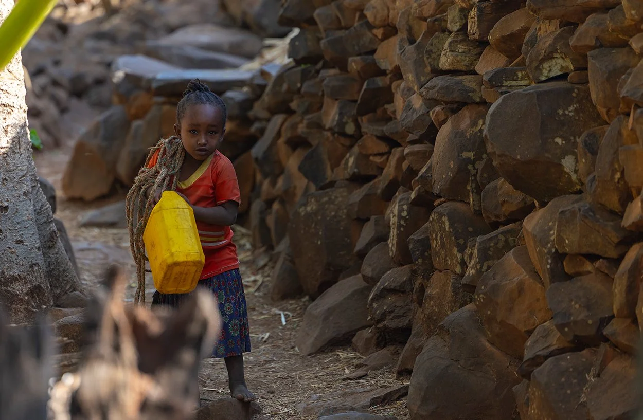  Die Konso leben in einer Steinburg mit verschiedenen Mauerringen. 