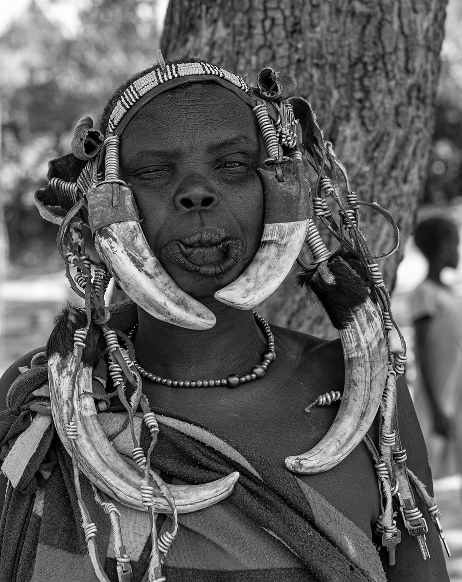  Traditionell werden bei den 14 jährigen Mursi Mädchen die unteren Schneidezähne gezogen und es wird ein Schnitt unter die Lippe gesetzt. Dieser wird nach und nach vergrößert bis ein Lippentell passt. Die großen Teller haben einen Durchmesser von meh