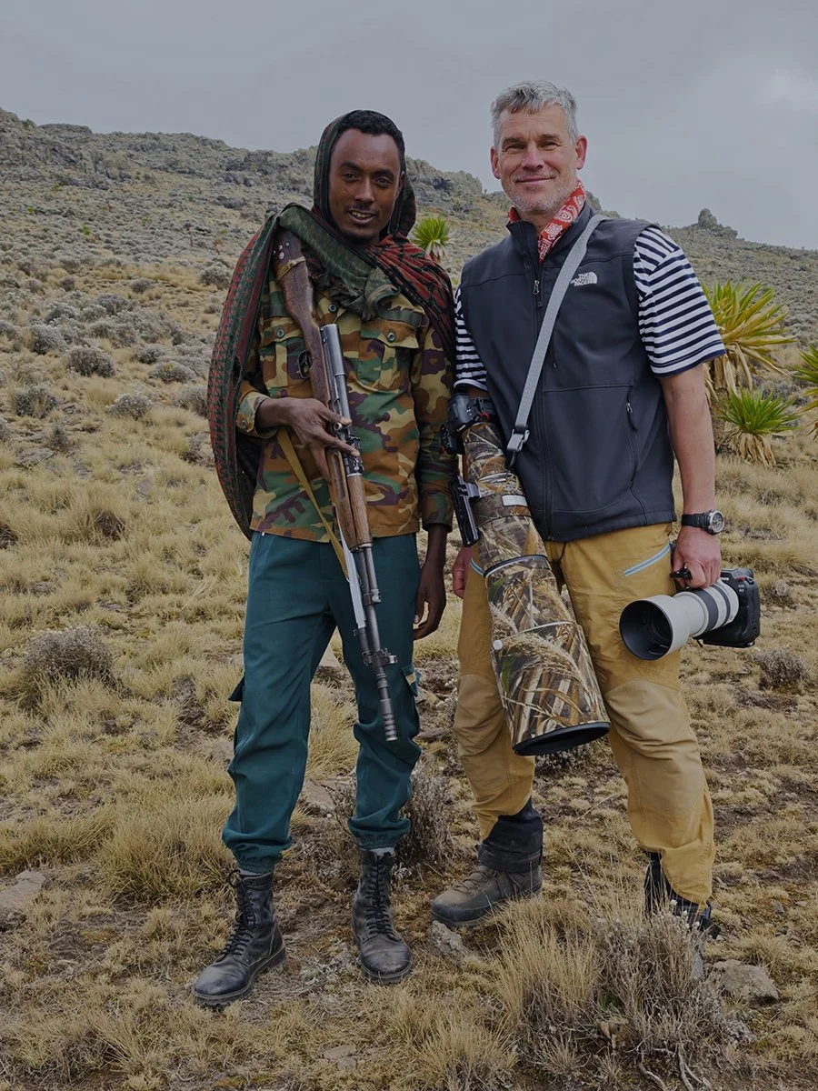  Zwei schwerbewaffnete Männer auf der Suche nach dem Äthiopischen Steinbock in über 4300 m Höhe.  Simien Gebirge  Äthiopien  2026 