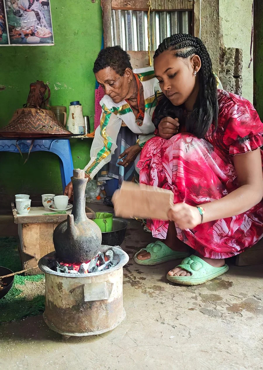  Kaffeezeremonie  Es wird erst der rohe Kaffee gewaschen, geröstet und zermalen.  Gekocht wird der Kaffee mehrere Minuten in einer Tonkanne über einem Holzkohleofen.  Äthiopien  2026 