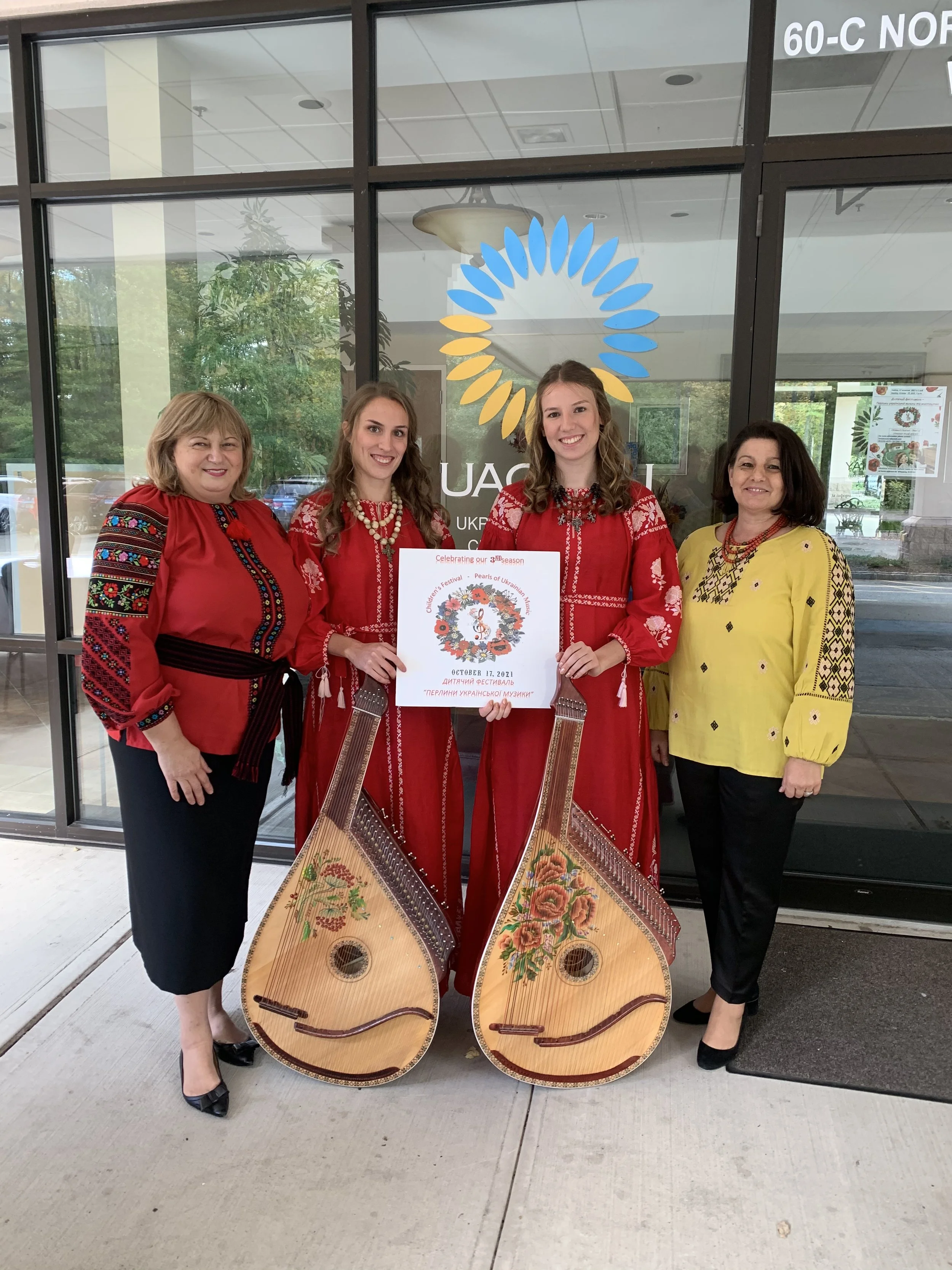 Галя, я дівчата  в газету .JPG