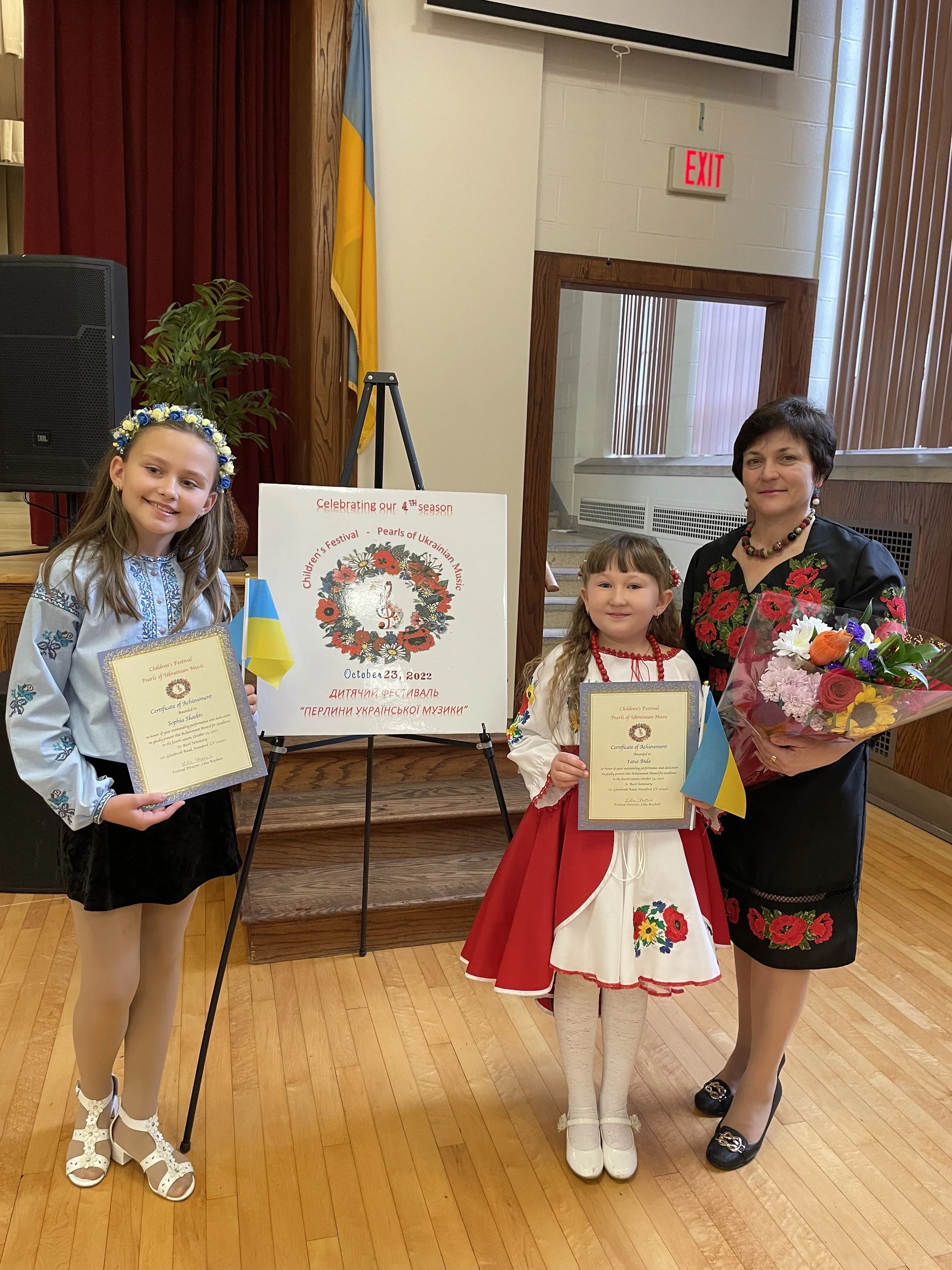 Марія Курчак з учнями .JPEG