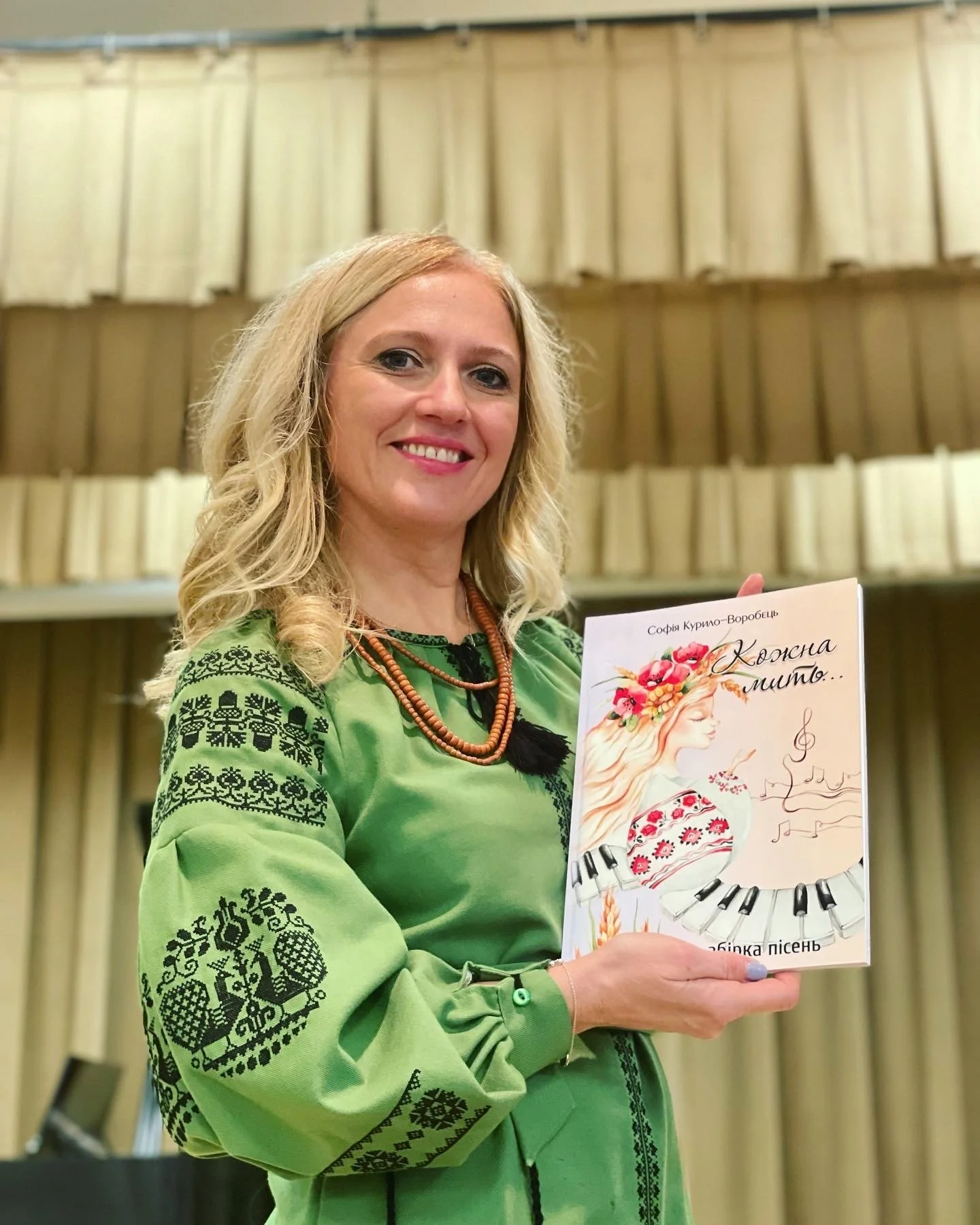 Софія з книжкою.JPG