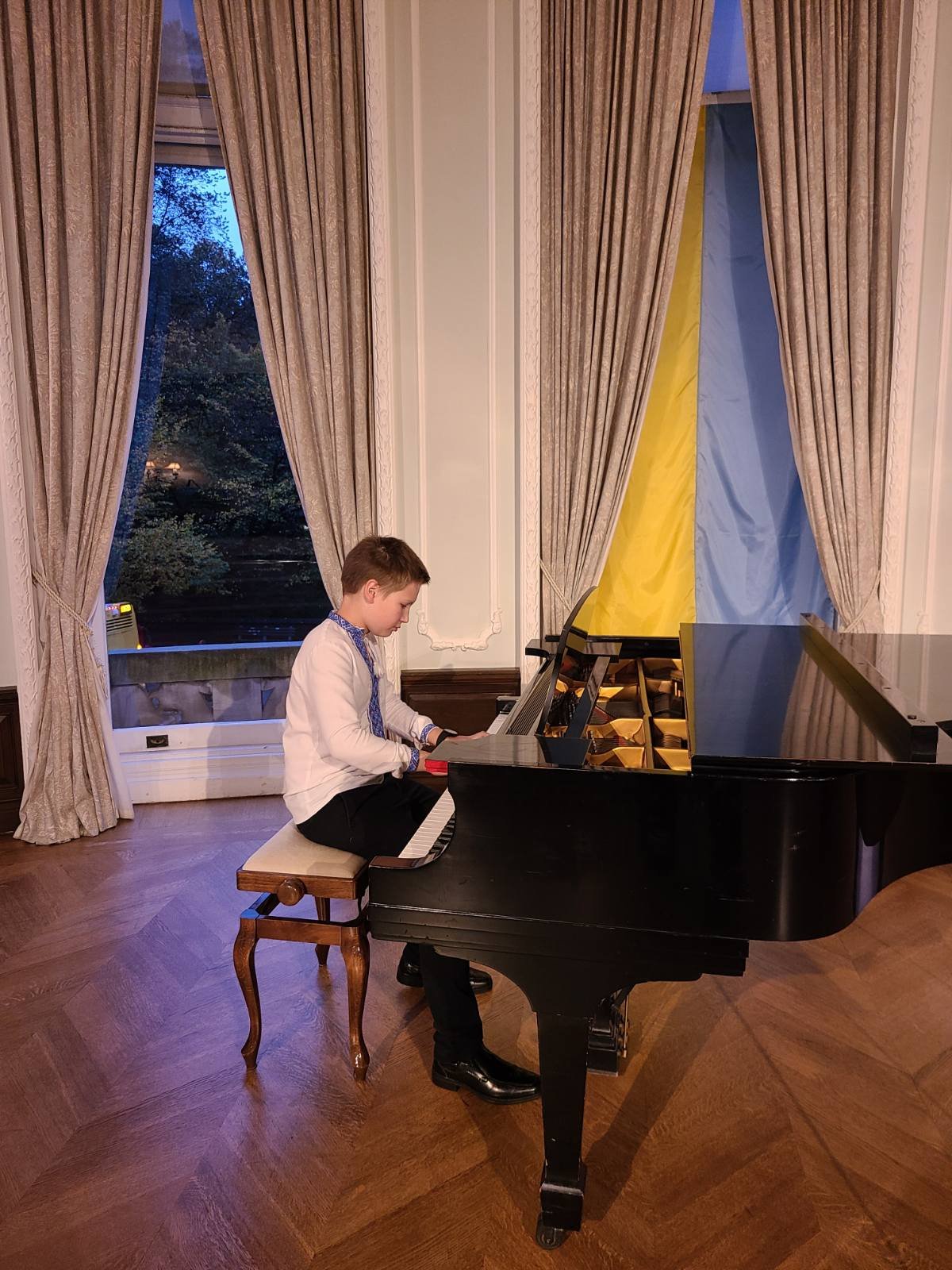 АНДРІЙ за фо-но .jpg