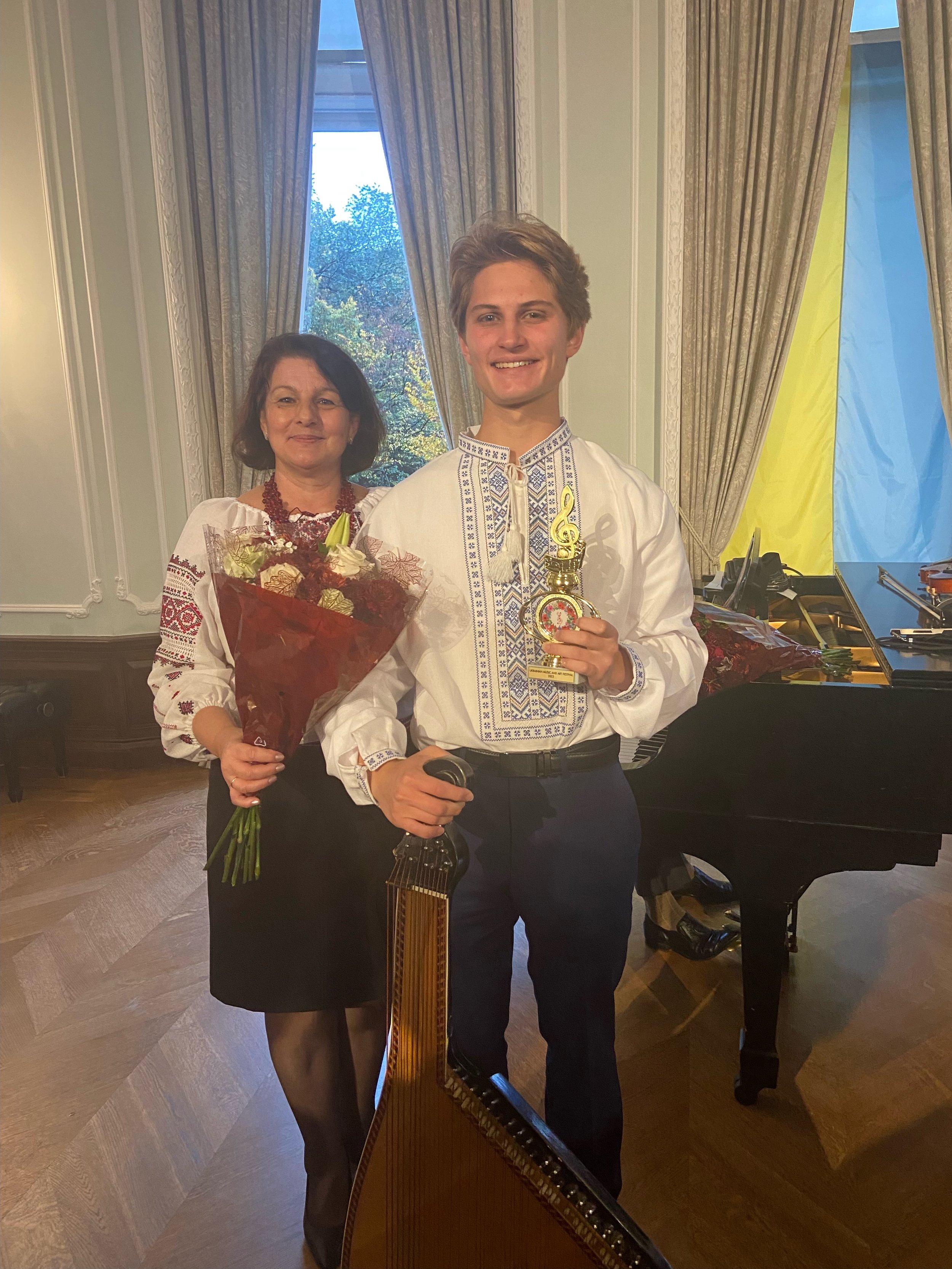 Галя Жукевич і учень .JPG