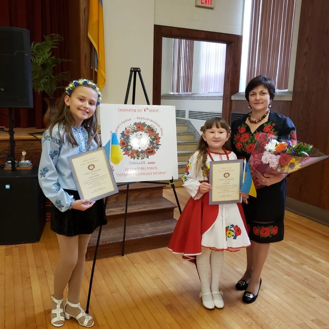 Maria Kurchak with students.jpg