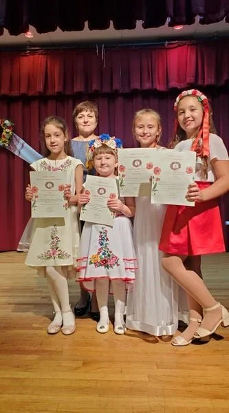 Maria Kurchak with students.jpg