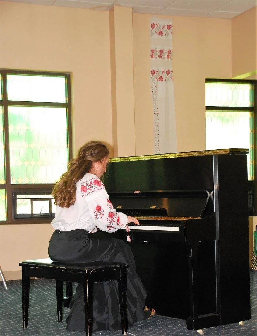 Kalyna Leshchuk playing piano.jpg
