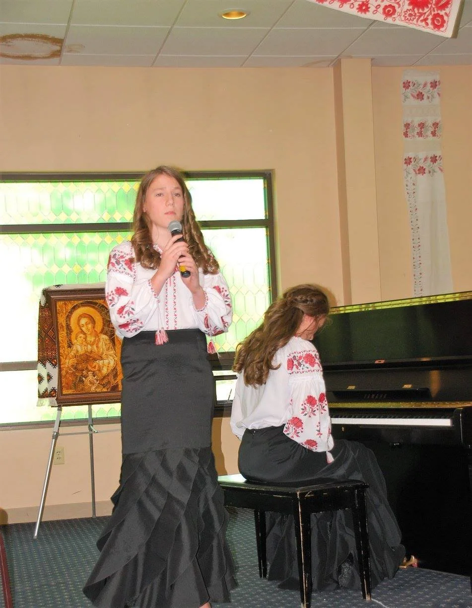 Kalyna piano, Uliana singing .jpg