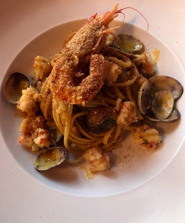 Taglierini aglio e olio con ragù di gamberi e spolverata piccante
