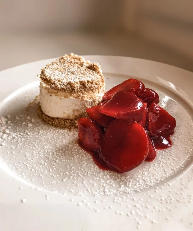 Cream fresh al mascarpone, con crumble di biscotti e frutti di bosco sciroppati