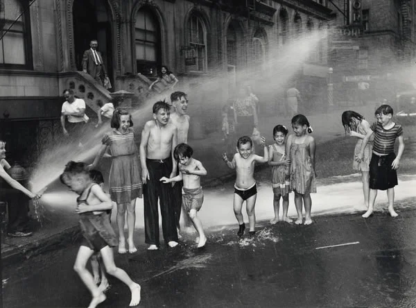 Arthur Fellig, popularly known as ‘Weegee’ was a photographer who specialized in ‘photographing pages from life’ in his own words. His photographs were never posed, and he made it a point to do masterfully capture true moments of life.