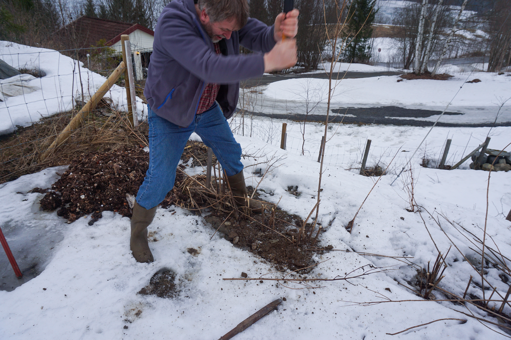 Det nyttet ikke med greip, spade, spett eller hakke - det eneste som fungerte var den tunge sleggeøksa