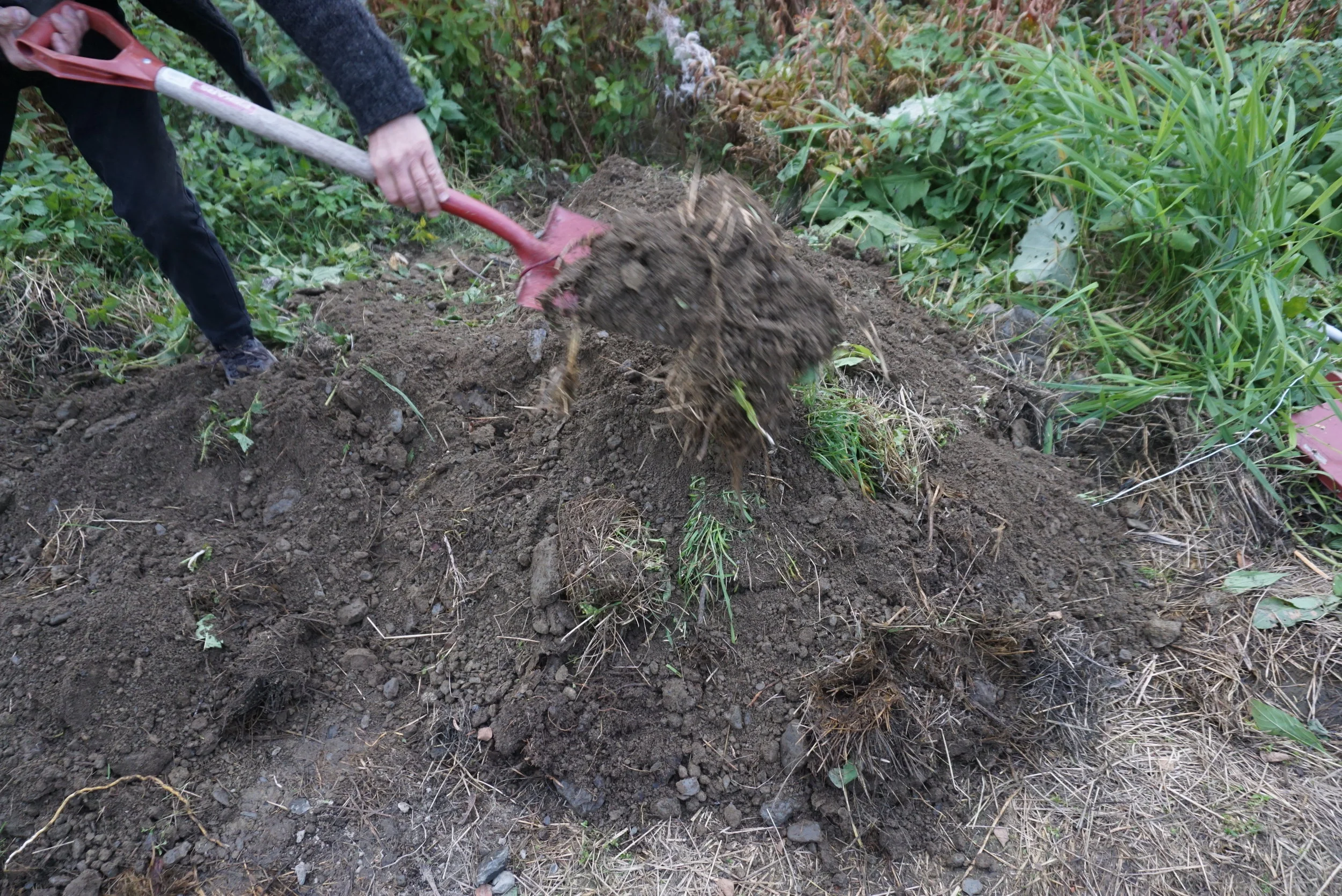 Både grop og grøft ble dekket med et godt lag jord
