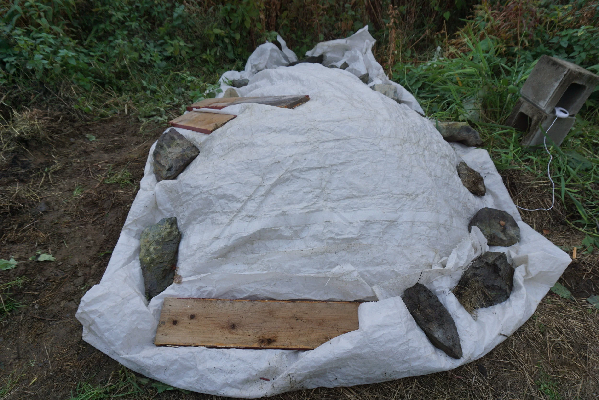 Plasten hindrer regnet i å fukte isolasjonsmaterialet. Ute/inne termometer ligger klart på høyre side.